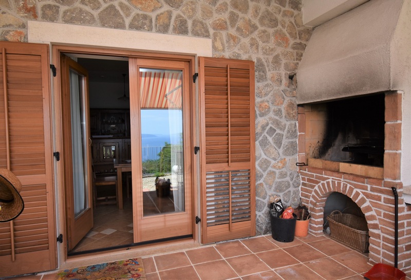 Vonkajší priestor s grilom.