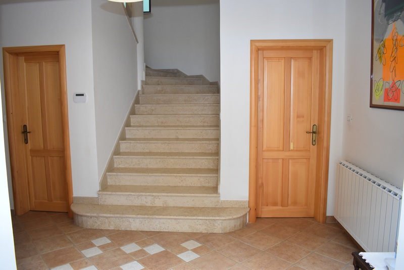 Schodisko na prízemí domu.
