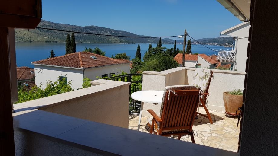 Výhľad na more z terasy objektu H1790 v regióne Trogir, Chorvátsko - Panorama Skauting.