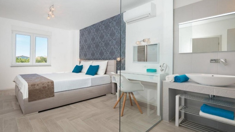 Spálňa s kúpeľňou.