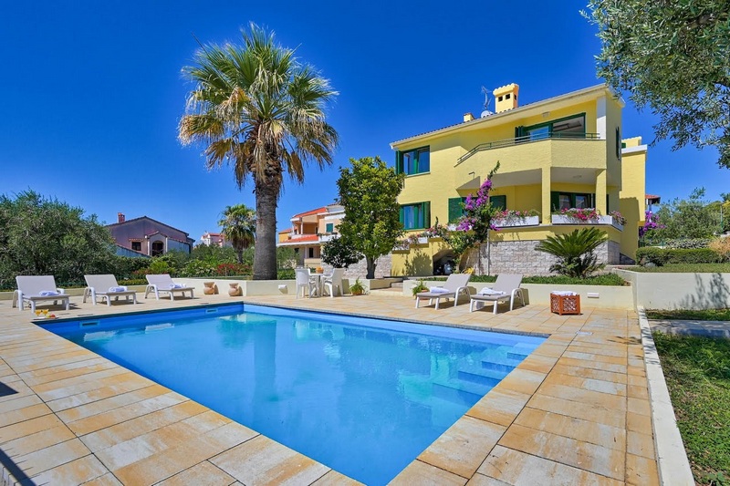 Dom s dvoma apartmánmi v Chorvátsku v meste Zadar na predaj.