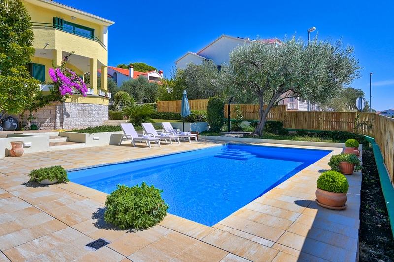 Bazén a terasa vily H1804