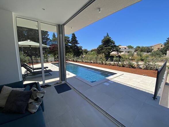 Terasa s bazénom - Vila H1809, na predaj na ostrove Ugljan v Chorvátsku - Panorama Skauting.