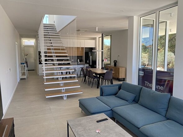 Obývacia izba a schodisko vedúce na poschodie.