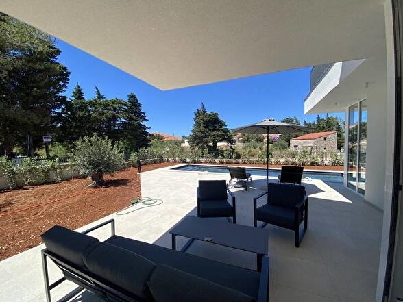 Terasa s výhľadom na bazén.