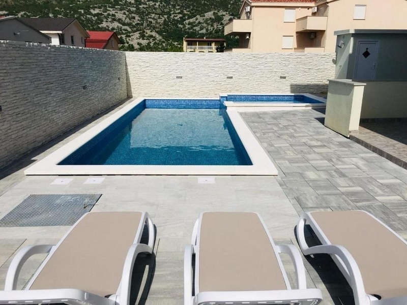 Bazén domu H1872, ktorý je na predaj v Chorvátsku na Karlobagu.