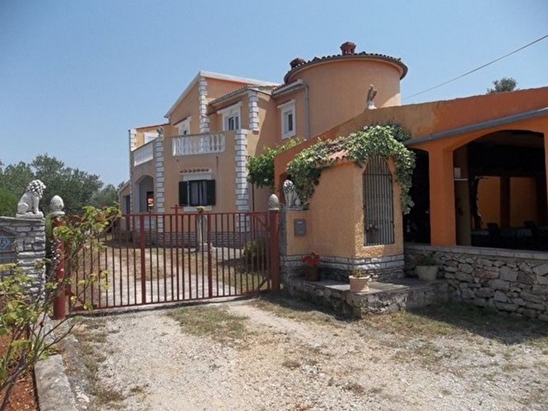 Stredomorský dom v Chorvátsku na Ugljan na predaj - Panorama Scouting Real Estate.