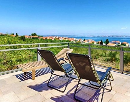 Terasa s výhľadom na more objektu H1888 na ostrove Ugljan v Chorvátsku - Panorama Skauting.