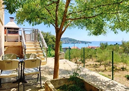 Pohľad na stredomorskú vonkajšiu časť nehnuteľnosti.