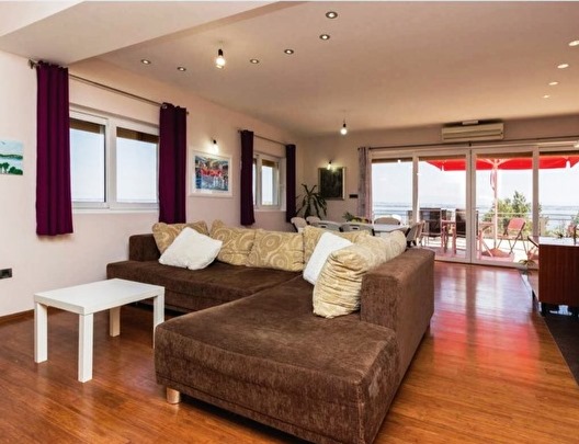 Obývacia izba s atraktívnym zariadením.