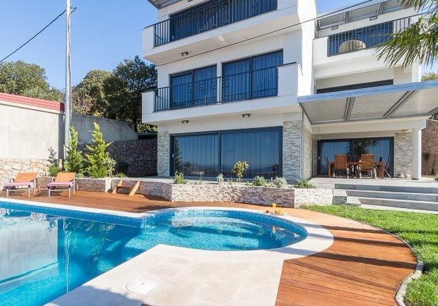 Bazén a slnečná terasa.