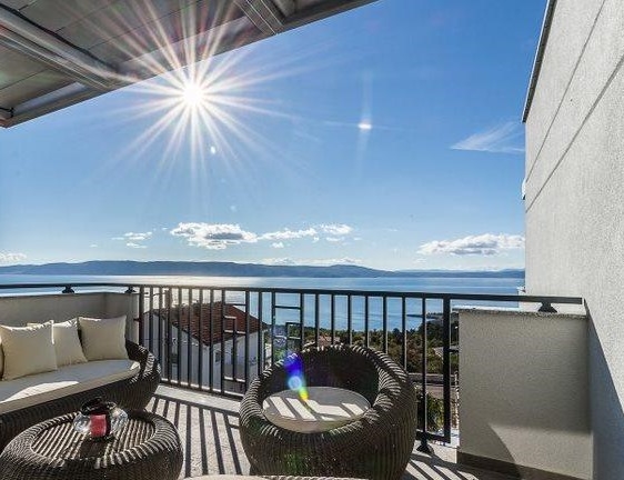 Výhľad na more z terasy na hornom poschodí vily H1889 neďaleko mesta Novi Vinodolski v Chorvátsku - Panorama Skauting.