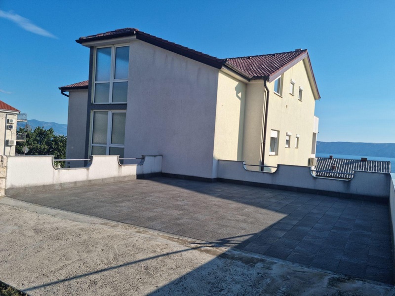 Dom s viacerými bytovými jednotkami v tichej lokalite v Chorvátsku na predaj.