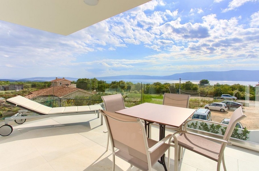 Panoramatický výhľad na more z vily H1897 v Chorvátsku - panoráma skautského ostrova Krk.