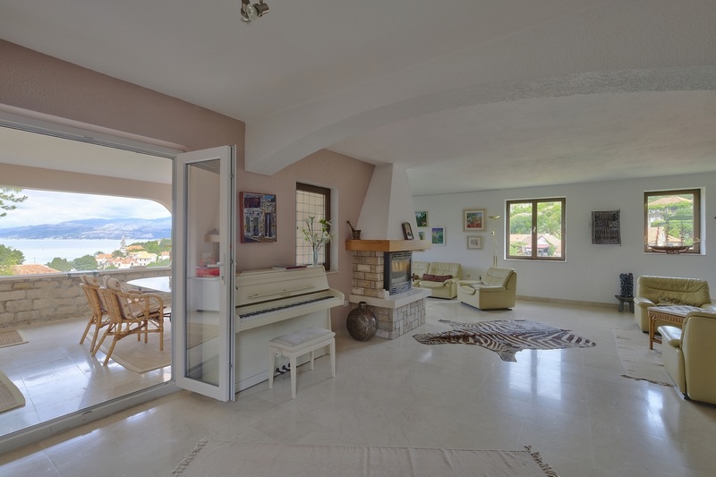 Obytná časť s terasou a výhľadom na more v podkroví domu H1905.