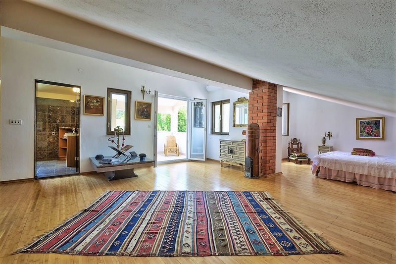 Pohodlná obývacia izba s podkrovím.