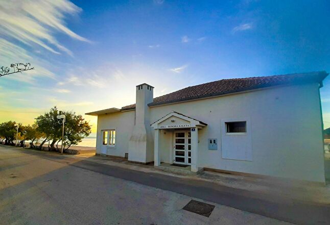 Nehnuteľnosť na renováciu pri mori na ostrove Ugljan v Chorvátsku - Panorama Skauting.