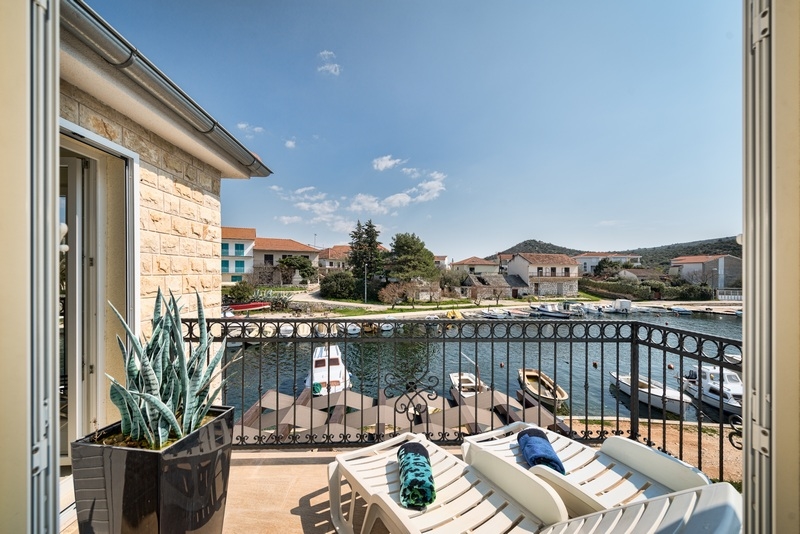 Dom s výhľadom na more neďaleko Rogoznice v Chorvátsku na predaj - Panorama Scouting H1917.