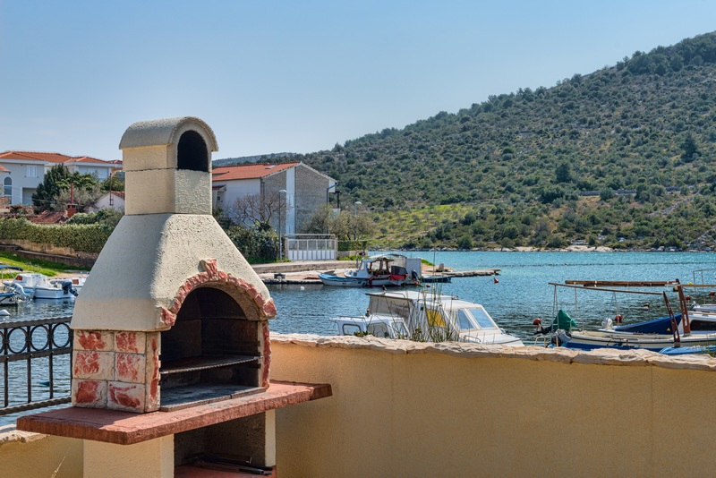 Gril a výhľad na more - nehnuteľnosť H1917 pri Rogoznici v Chorvátsku.