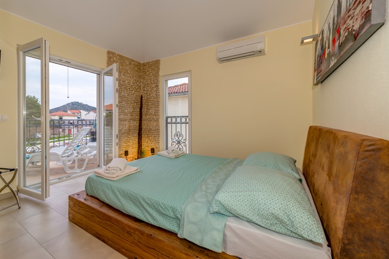 Útulná spálňa nehnuteľnosti H1917 v prvom rade na brehu mora.