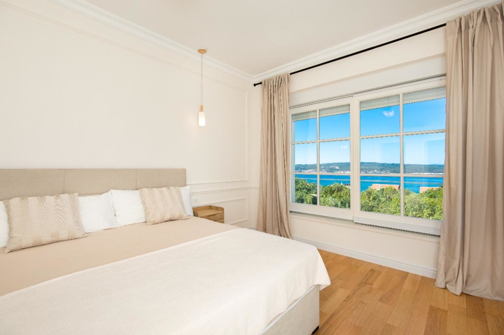 Spálňa s výhľadom na more.