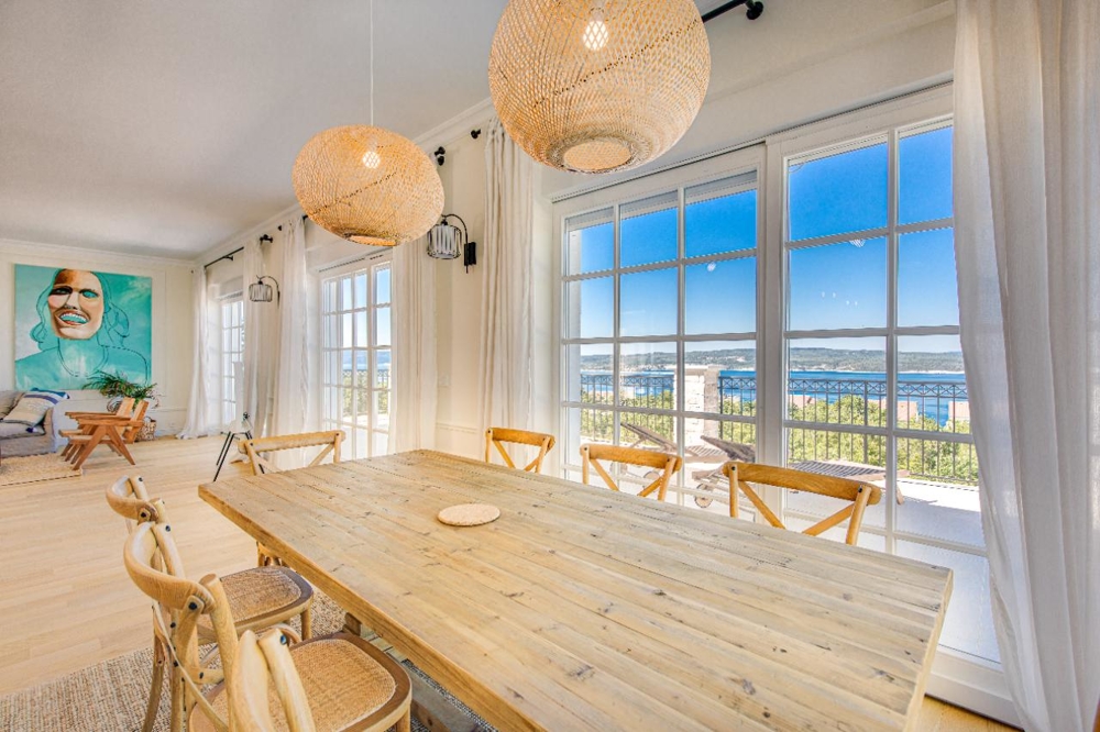 Jedáleň s výhľadom na more vo vile H1919, Crikvenica.