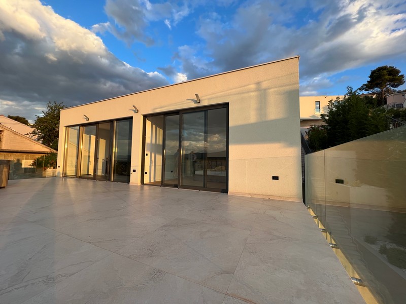 Obývacia izba s bazénom a výhľadom na more nehnuteľnosti H1921, ostrov Čiovo, Chorvátsko.