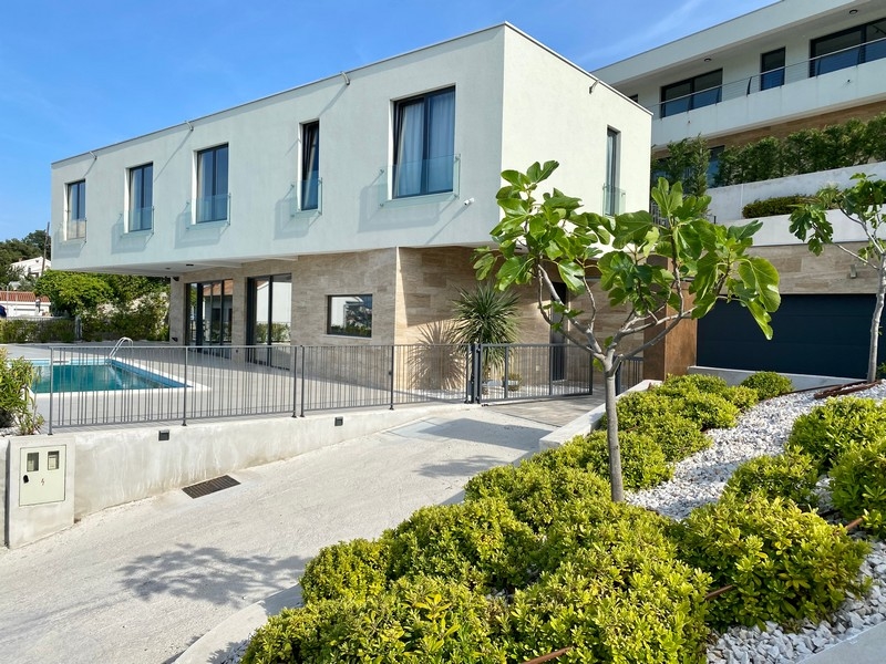 Bazén a výhľad na more - z terasy vily H1922, ostrov Čiovo, Chorvátsko.