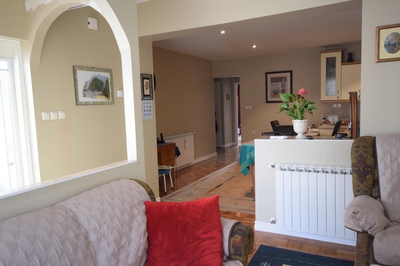 Obývacia časť a jedálenský kút.