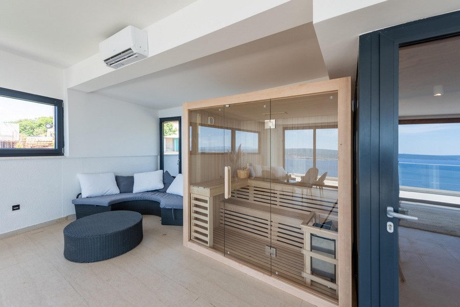 Spálňa s vlastným šatníkom v objekte H1932, Crikvenica, Chorvátsko.