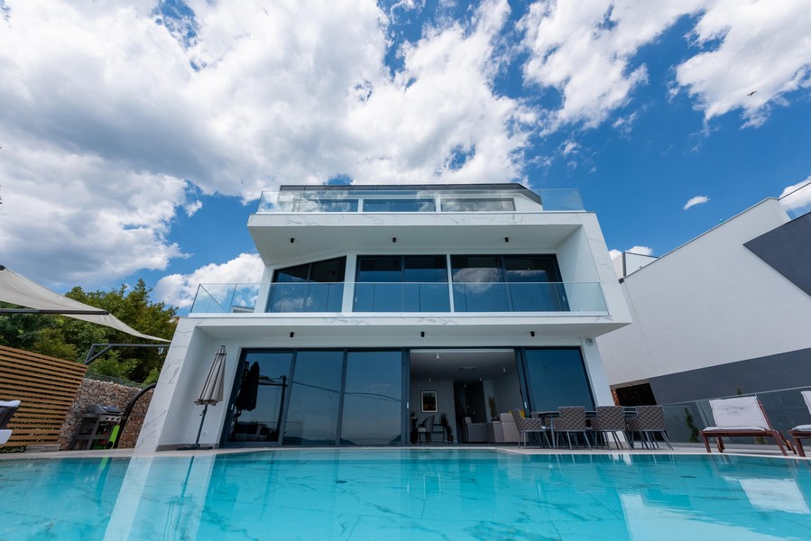 Bazén vily H1932 v Crikvenici, Chorvátsko - Panorama Skauting.