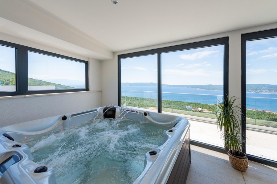 Moderne zariadená obývacia izba vily H1932 v Chorvátsku, Crikvenica.