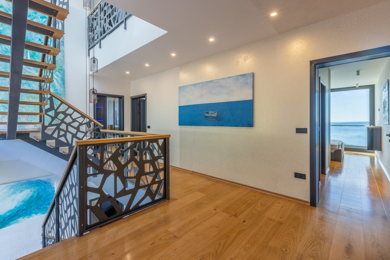 Schodisko s kvalitnými dubovými parketami.