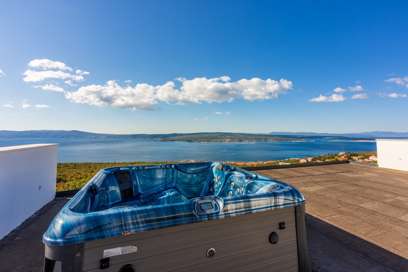 Strešná terasa s jacuzzi a panoramatickým výhľadom na more.