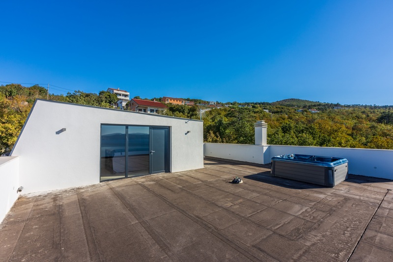 Strešná terasa vily H1933 v Crikvenici, Chorvátsko.