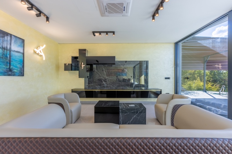 Luxusný obývací priestor s nábytkom Bentley.