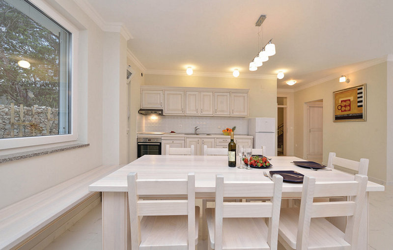 Jedálenský kút a kuchyňa.