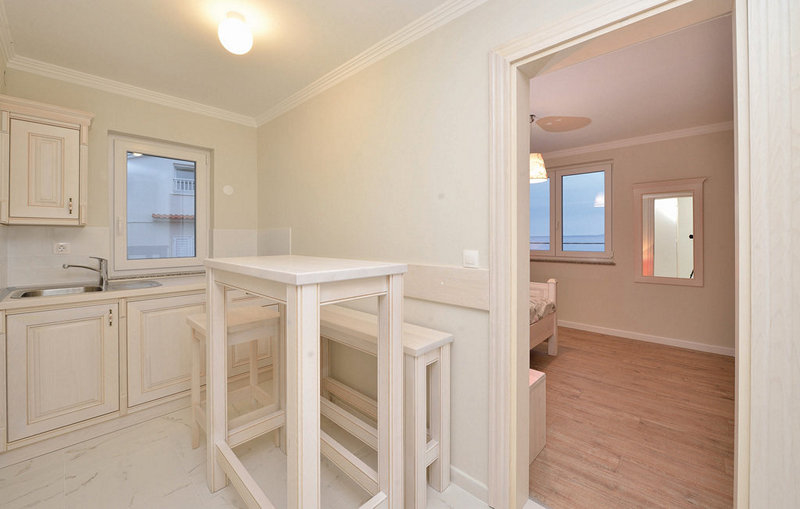 Interiér s kvalitným vybavením: kuchynská linka