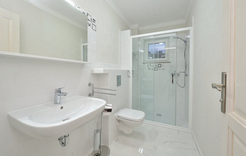 Kúpeľňa so sprchovacím kútom.