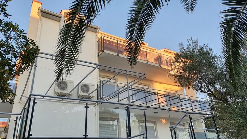 Apartmánový dom v tichom prostredí s krásnym výhľadom na more.