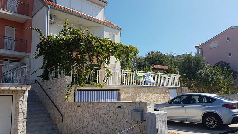 Atraktívny dvojdom v blízkosti mora v tichej lokalite v Novi Vinodolski, Chorvátsko.