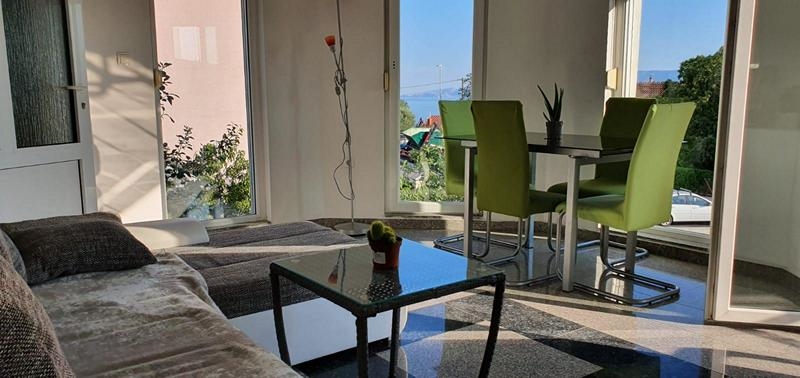 Obývacia izba s krásnym výhľadom na more - Novi Vinodolski, H1949, Chorvátsko.