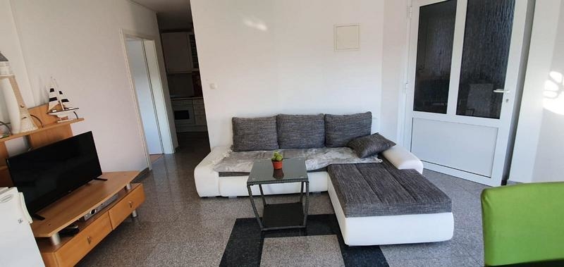 Obývacia izba a výhľad do chodby nehnuteľnosti H1949.