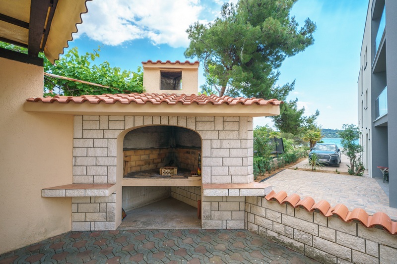 Gril na objekte H1956 v Srima, región Vodice, Chorvátsko - Panorama Skauting.