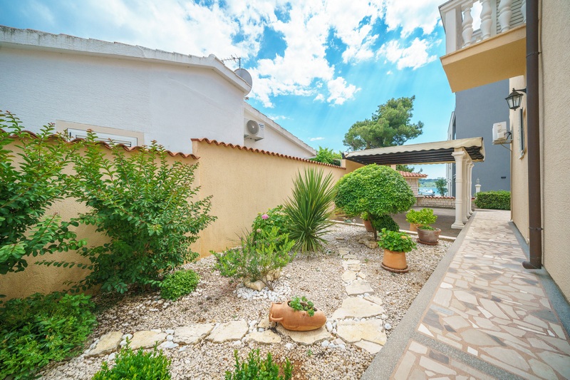 Stredomorská záhrada pozemku H1956, Srima, Chorvátsko - Panorama Skauting.
