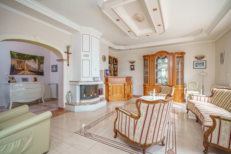 Pohodlný obývací priestor s krbom.