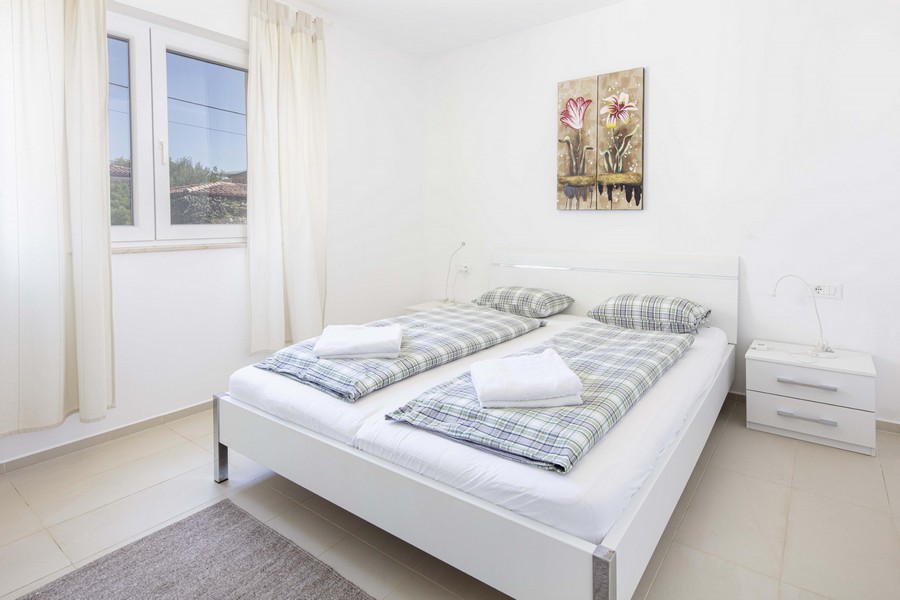 Na tomto obrázku môžete vidieť atraktívnu a pohodlnú spálňu nehnuteľnosti H2029, ktorá je na predaj na ostrove Krk.