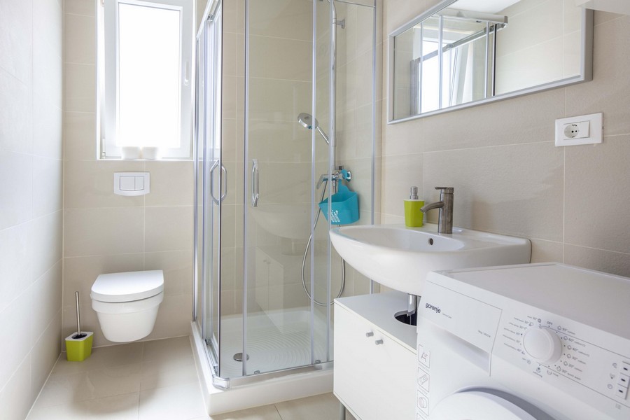 Na tomto obrázku môžete vidieť atraktívnu a pohodlnú kúpeľňu nehnuteľnosti H2029, ktorá je na predaj na ostrove Krk.
