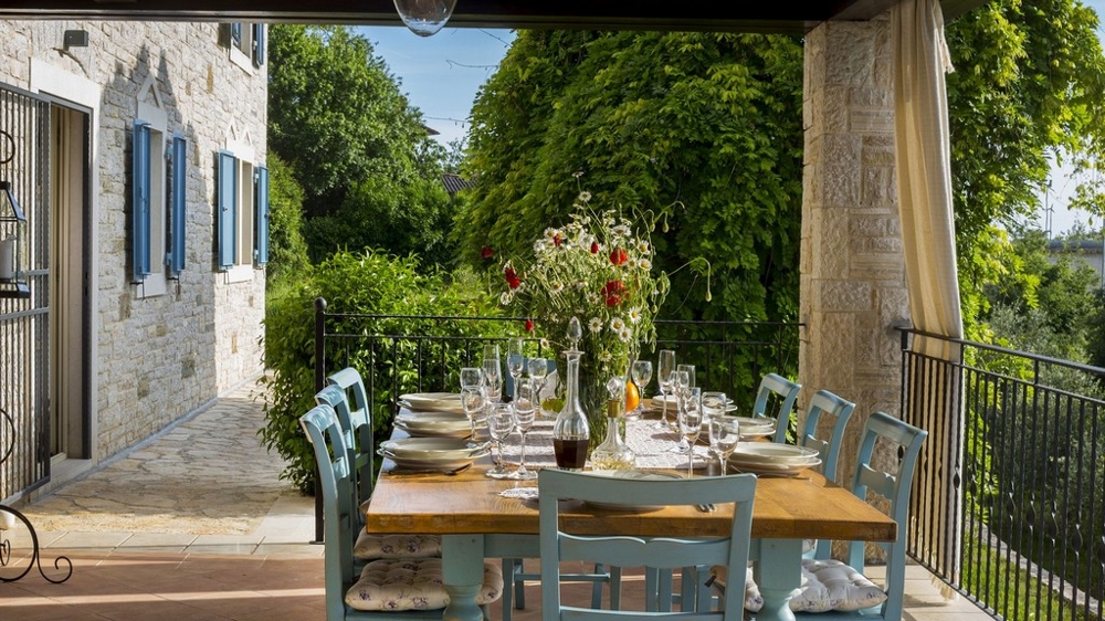 Vonkajšia jedáleň nehnuteľnosti H2040 neďaleko Poreča na Istrii, Chorvátsko.