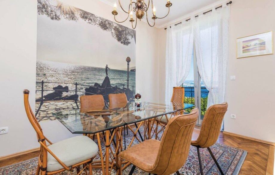 Kvalitne a štýlovo zariadený jedálenský kút vo vile H1461 neďaleko Opatije v Chorvátsku.